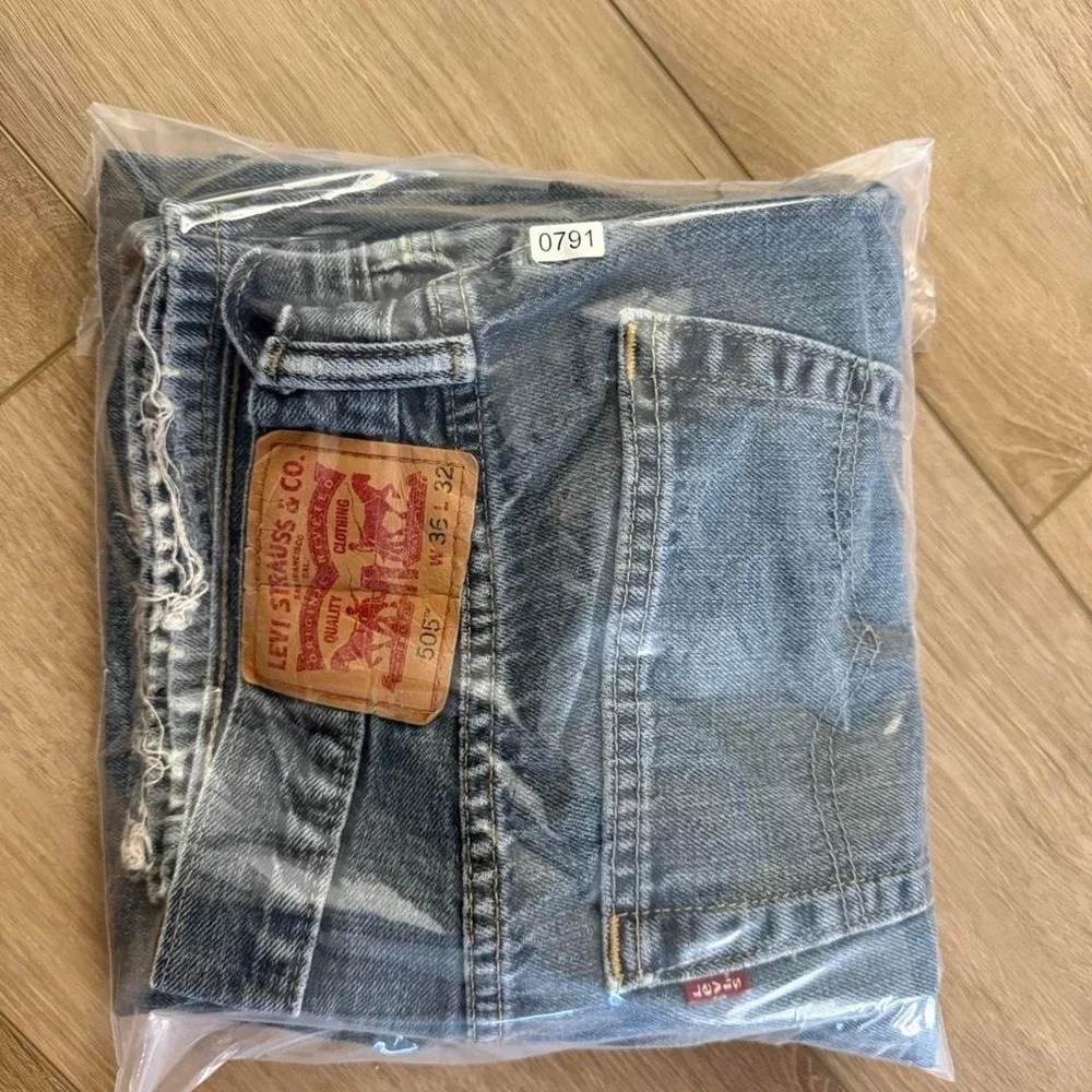 Levis 505 Regular Fit Medium Wash Blue Denim Jeans 36x32 Distressed 0791